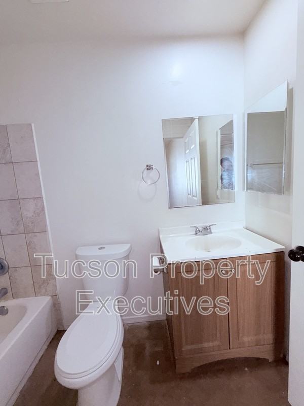 1412 E 25th St - Photo 5 of 24