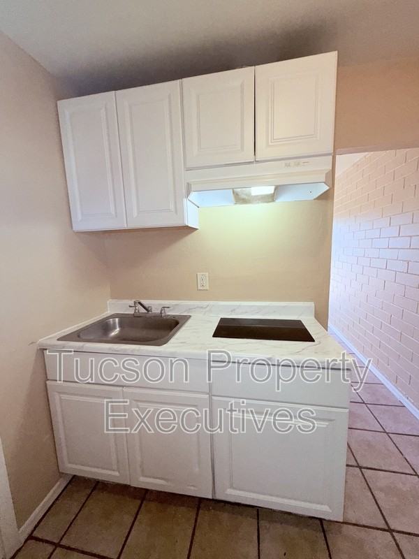 232 W Flores St - Photo 4 of 7