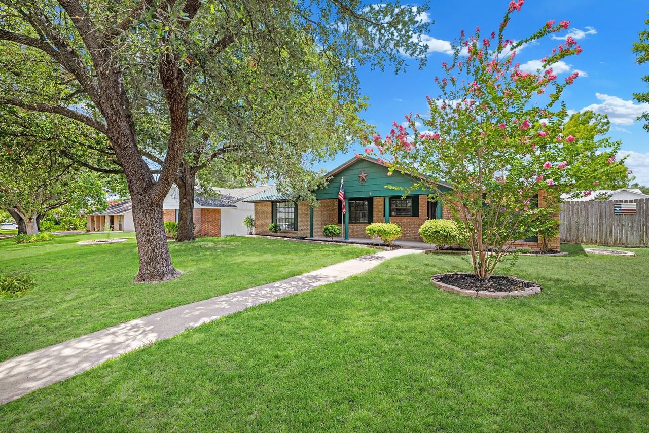 2209 Winchester Dr - Photo 2 of 28