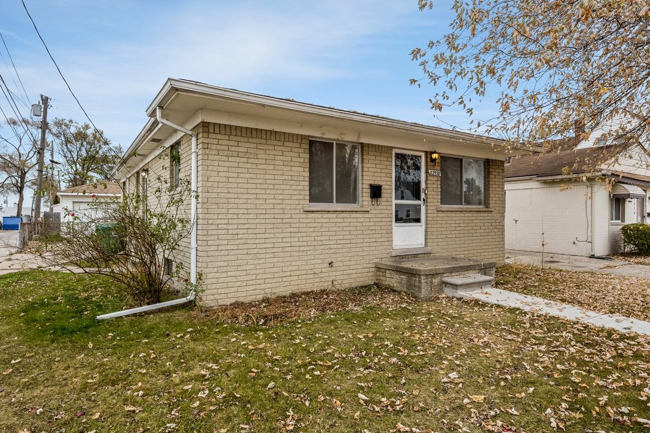 22538 Brittany Ave - Photo 2 of 18