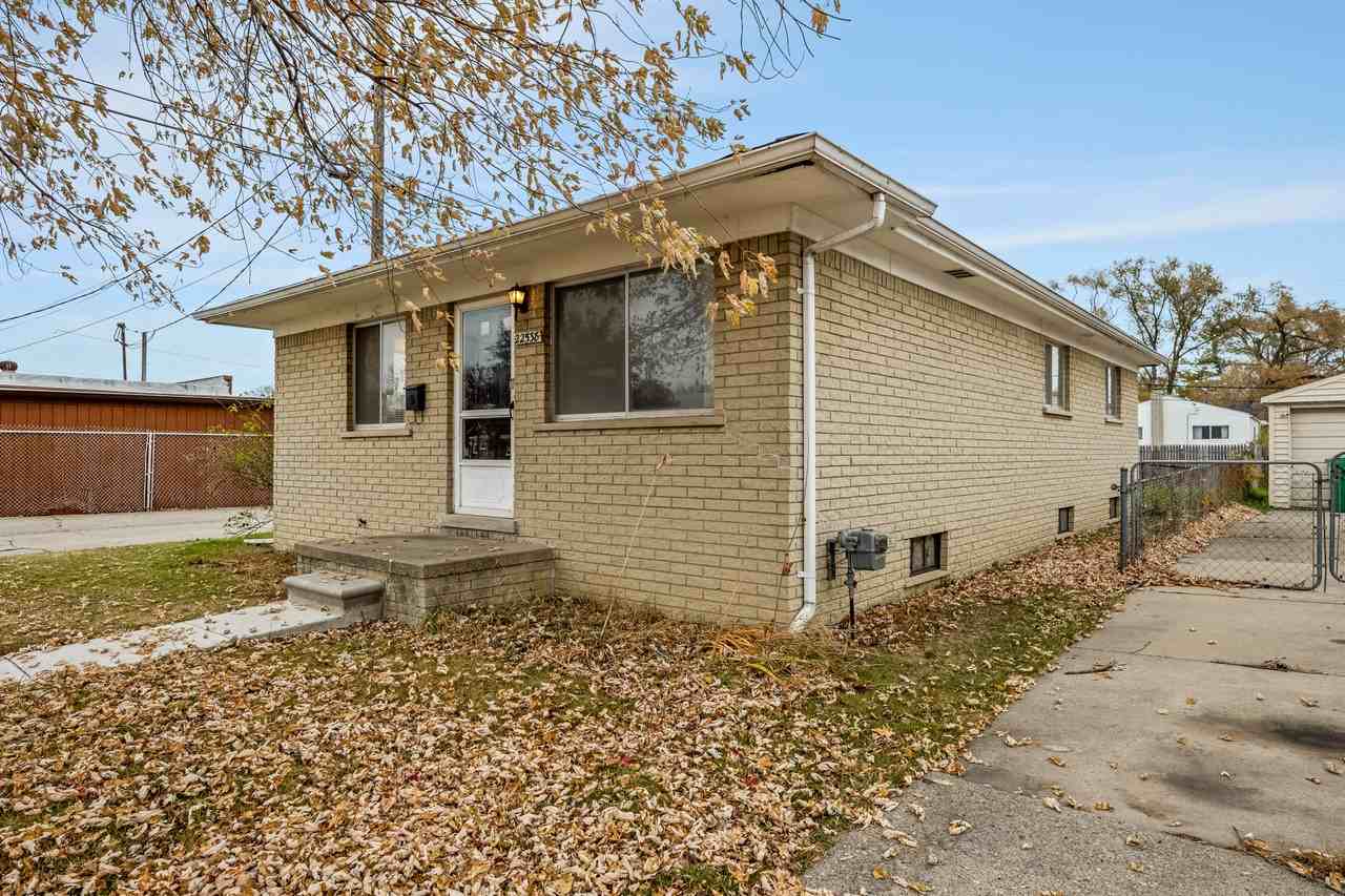22538 Brittany Ave - Photo 4 of 18