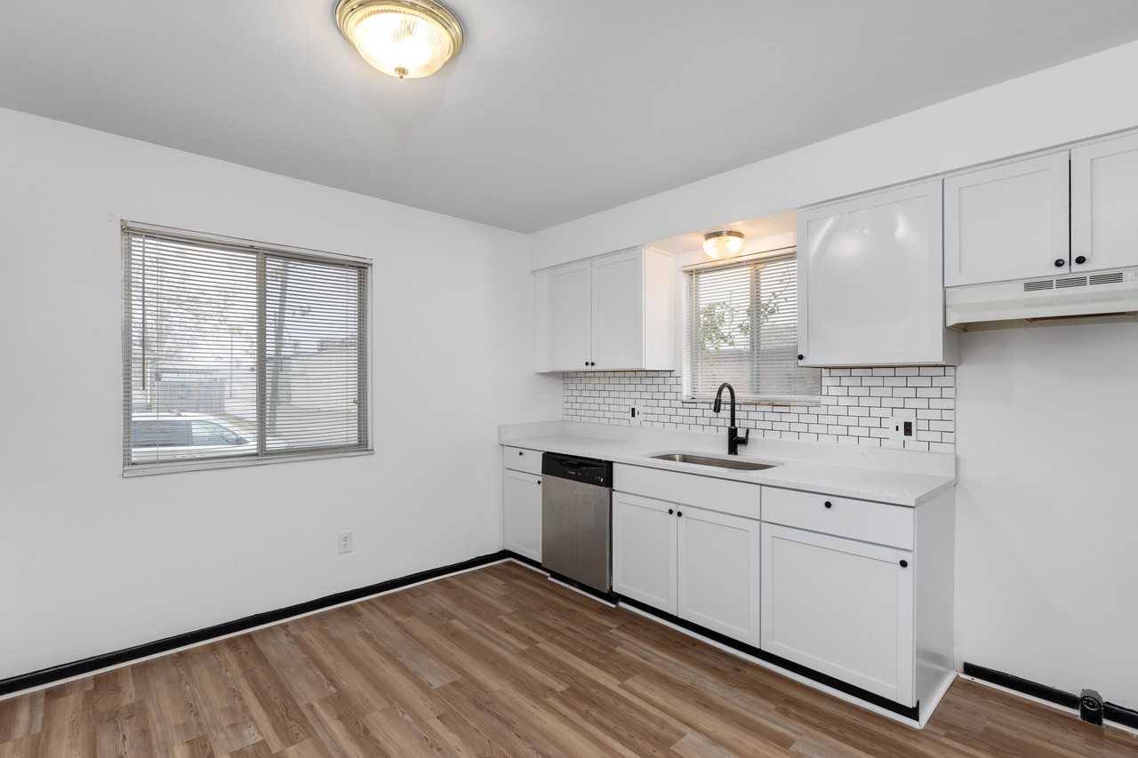 22538 Brittany Ave - Photo 7 of 18