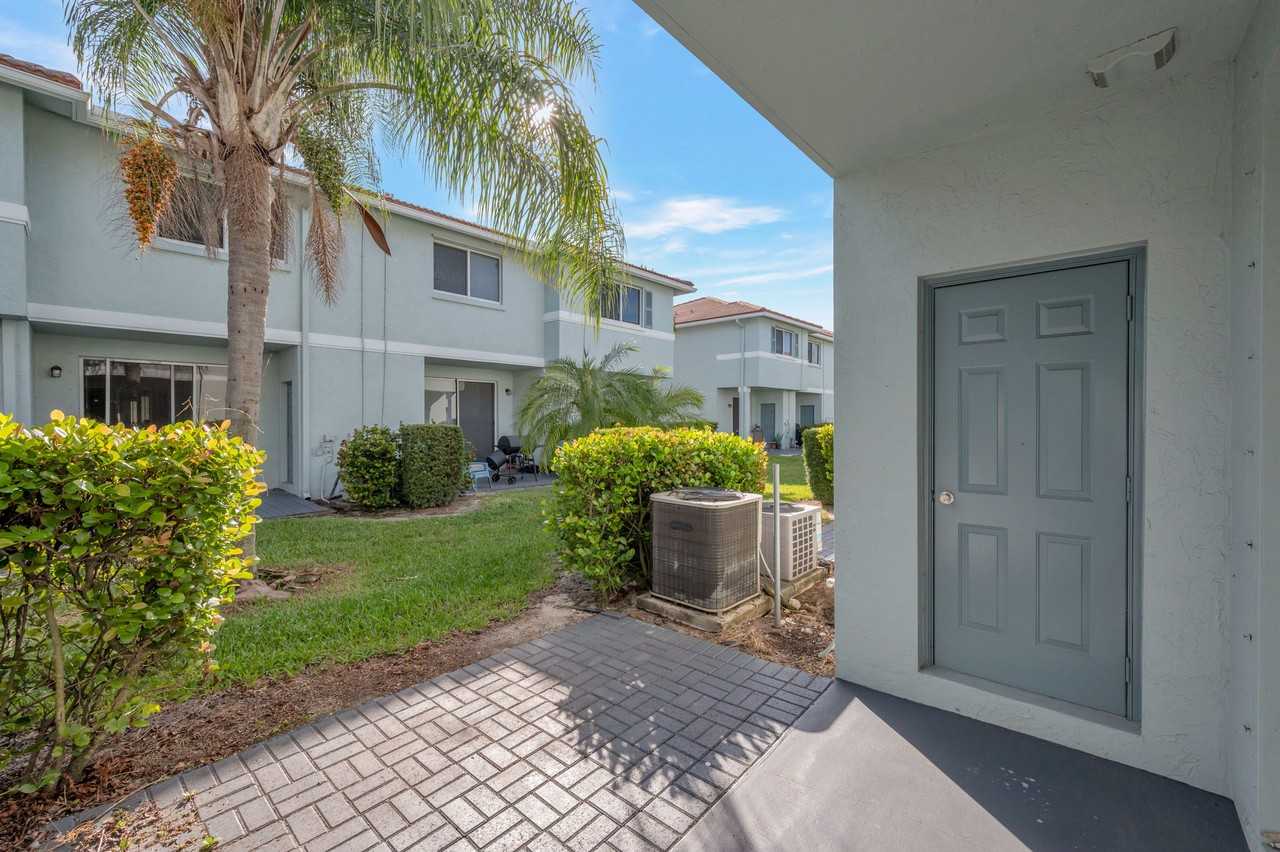 1927 Gardenia Ct - Photo 2 of 15