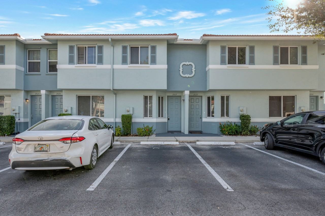 1927 Gardenia Ct - Photo 3 of 15