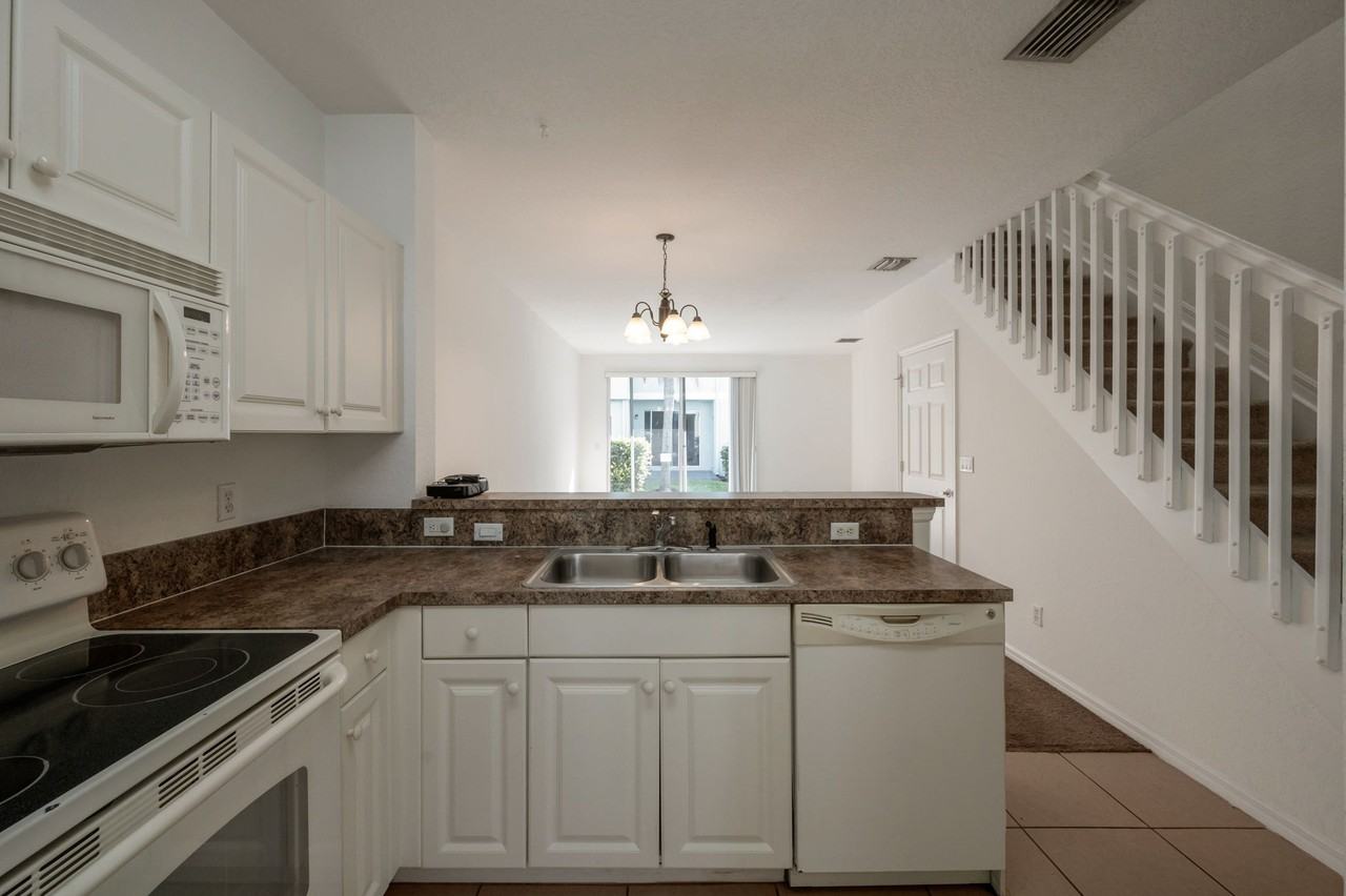 1927 Gardenia Ct - Photo 4 of 15