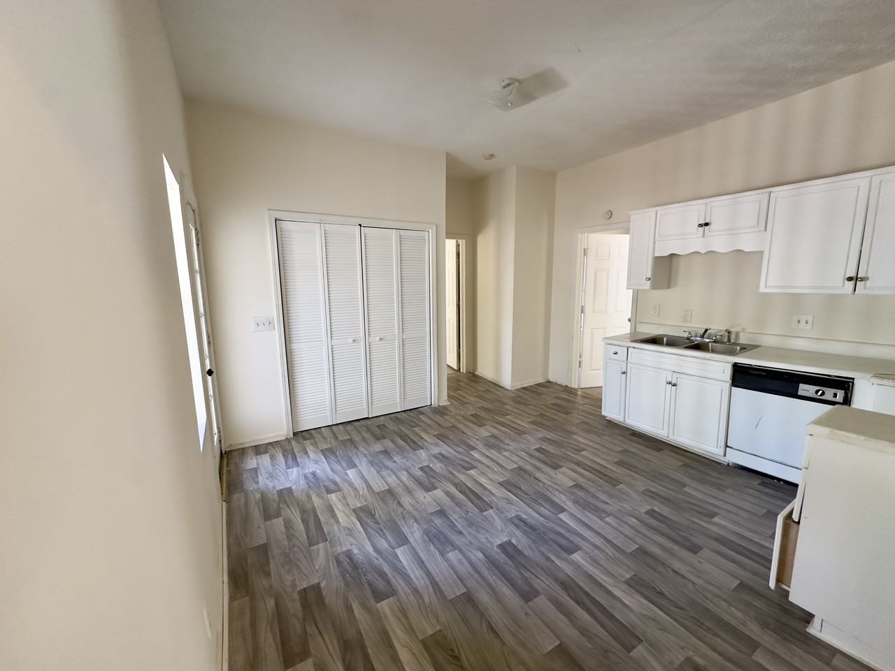 909 Troup St - Photo 4 of 24