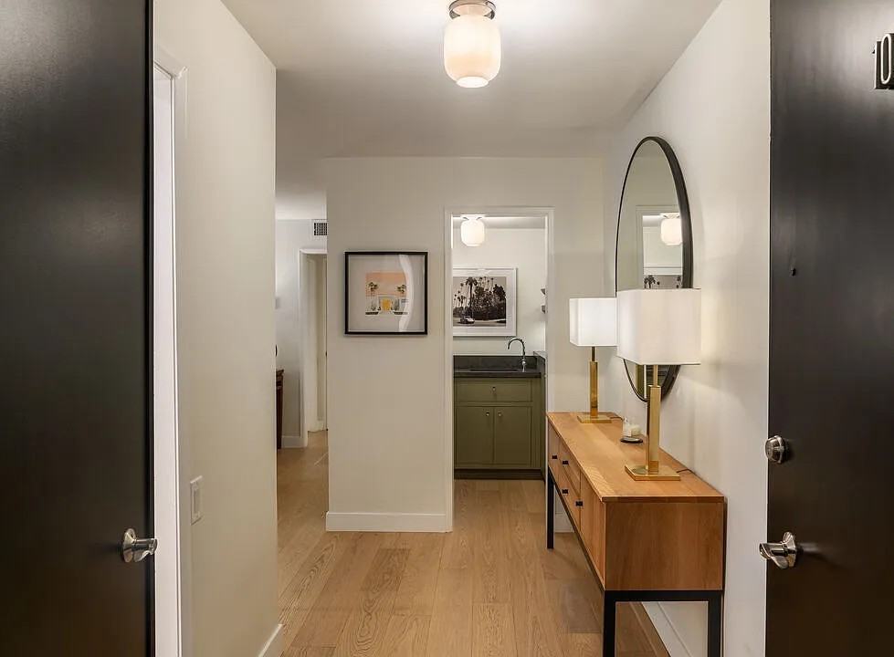 850 N Kings Rd - Photo 2 of 23