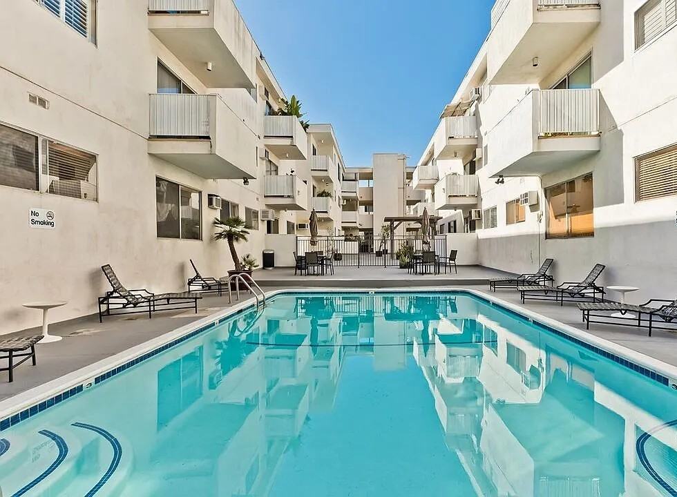 960 Larrabee St - Photo 3 of 15