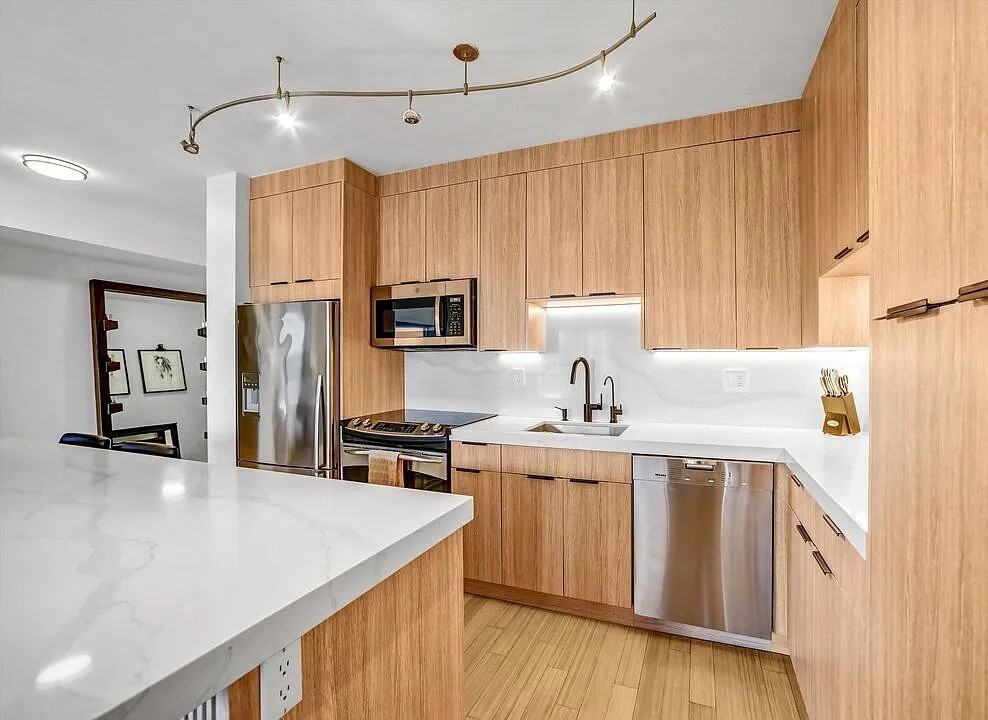 999 N Doheny Dr - Photo 3 of 22