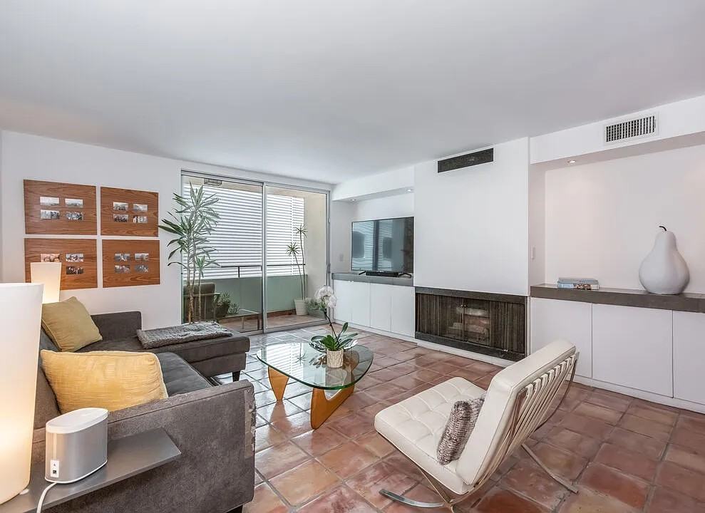 1010 N Kings Rd - Photo 2 of 30