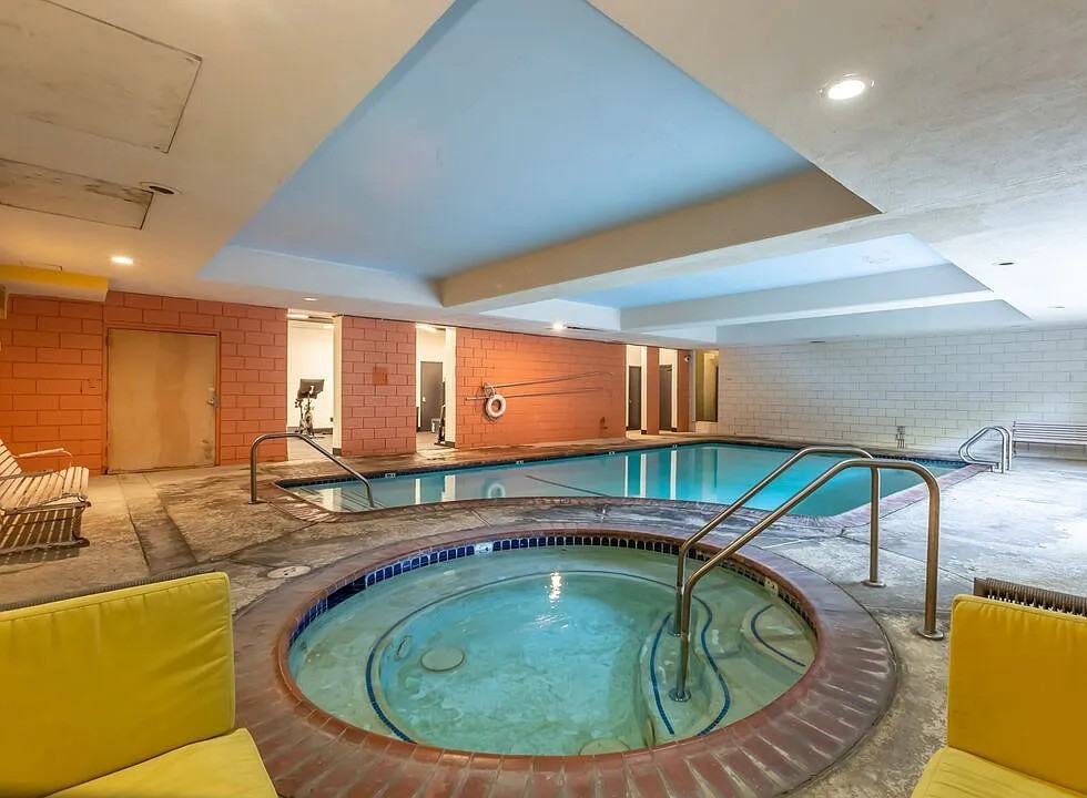 1010 N Kings Rd - Photo 3 of 30