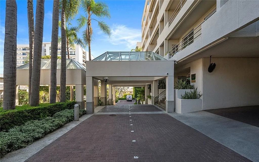 1131 Alta Loma Rd - Photo 2 of 30