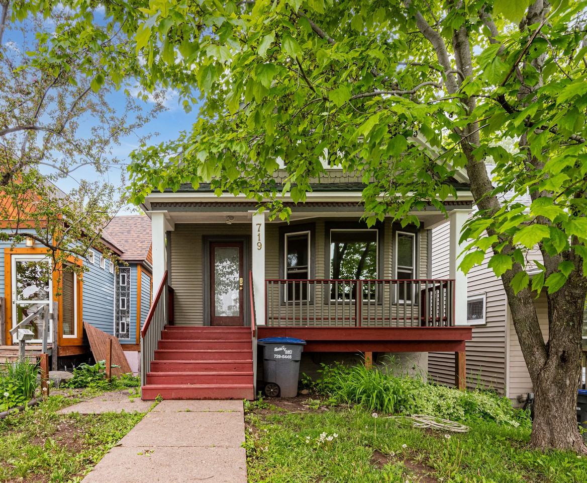 719 E 8th St - Photo 2 of 24