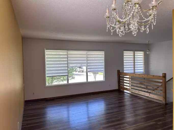 4326 39 Street - Photo 3 of 13