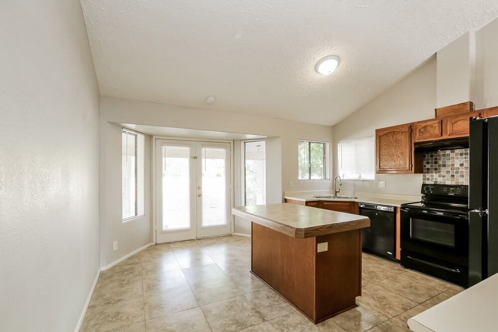 16810 S 29th Pl - Photo 6 of 17