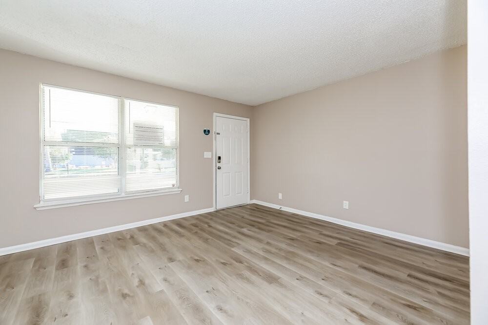 1104 Le Brun Dr - Photo 4 of 16