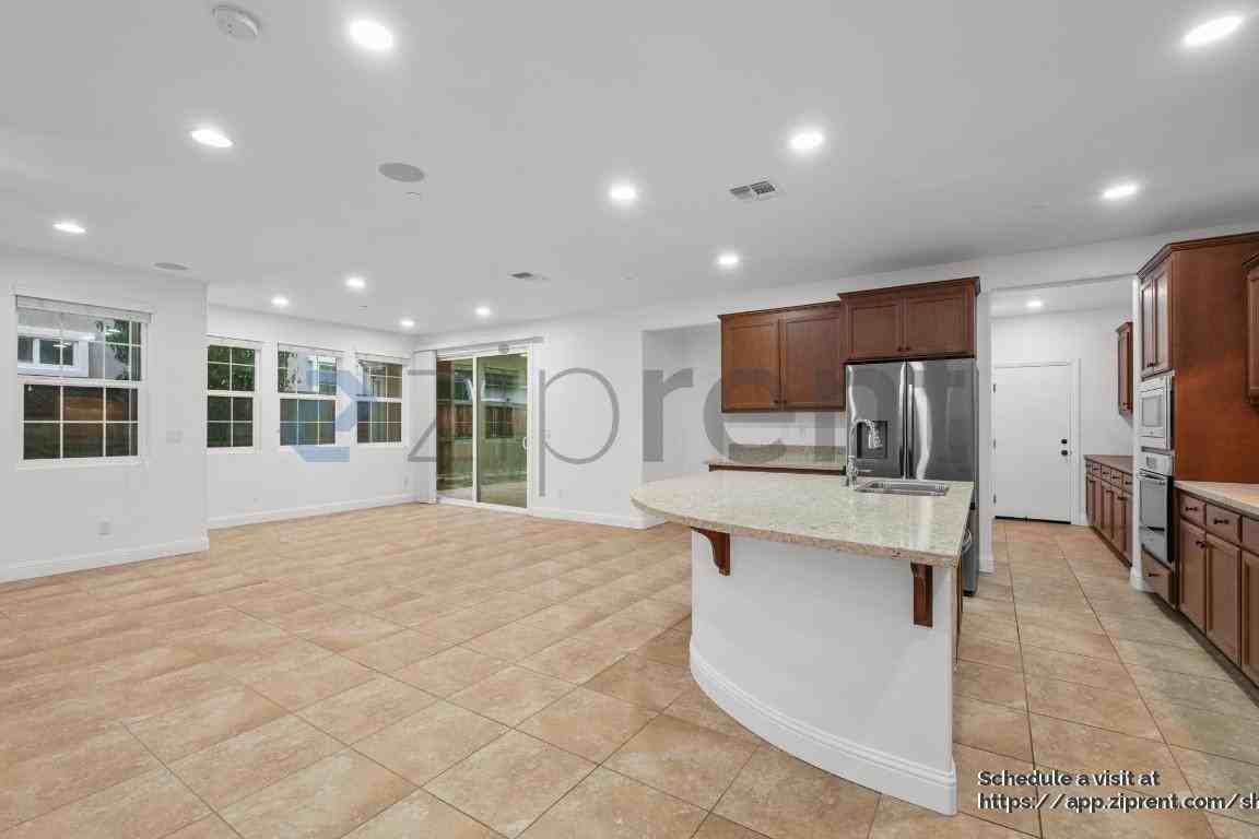 1271 S Central Pkwy - Photo 2 of 39