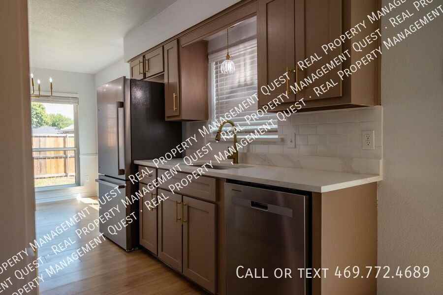 1226 Mockingbird Lane - Photo 2 of 14