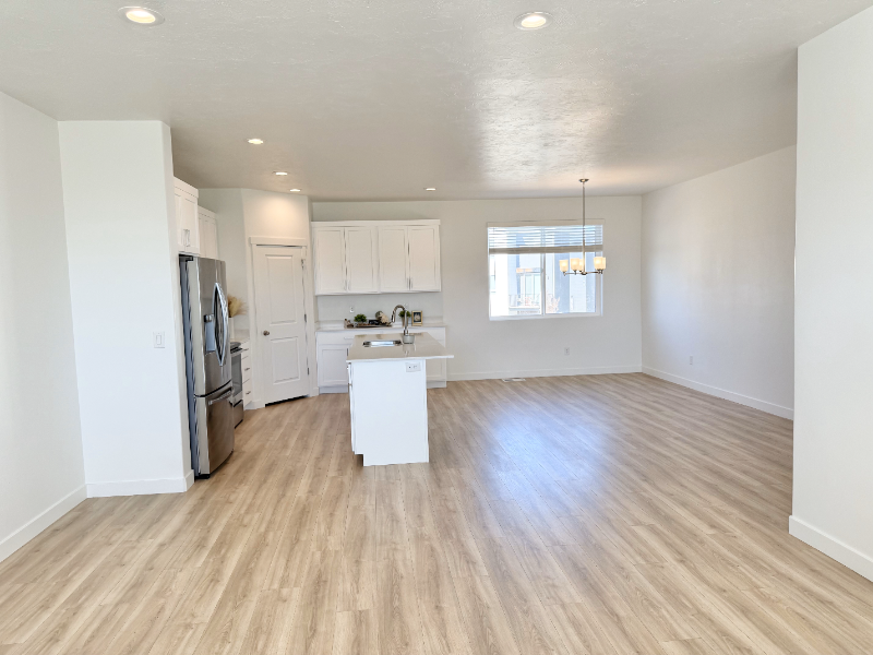 548 S 900 W - Photo 4 of 17