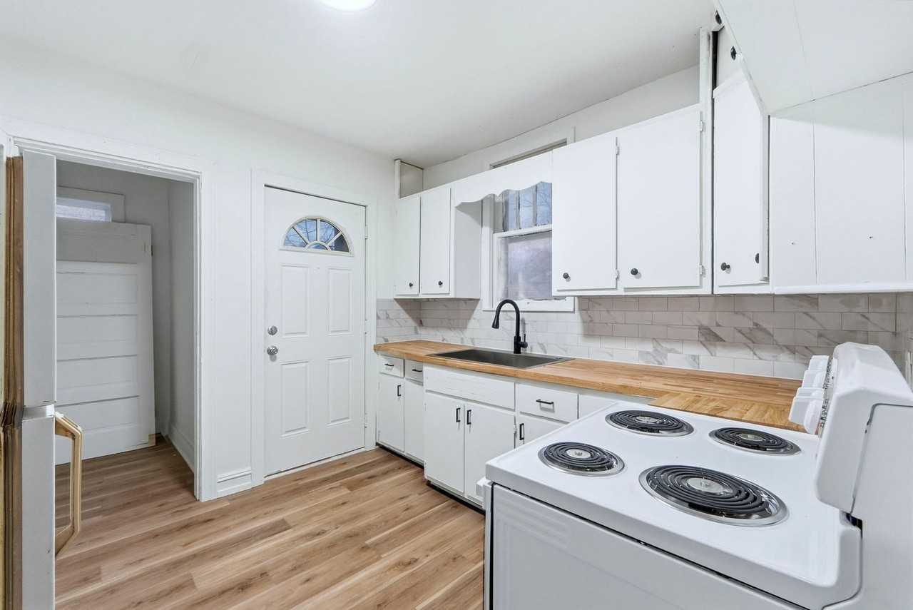 2134 Thompson Ave - Photo 5 of 27