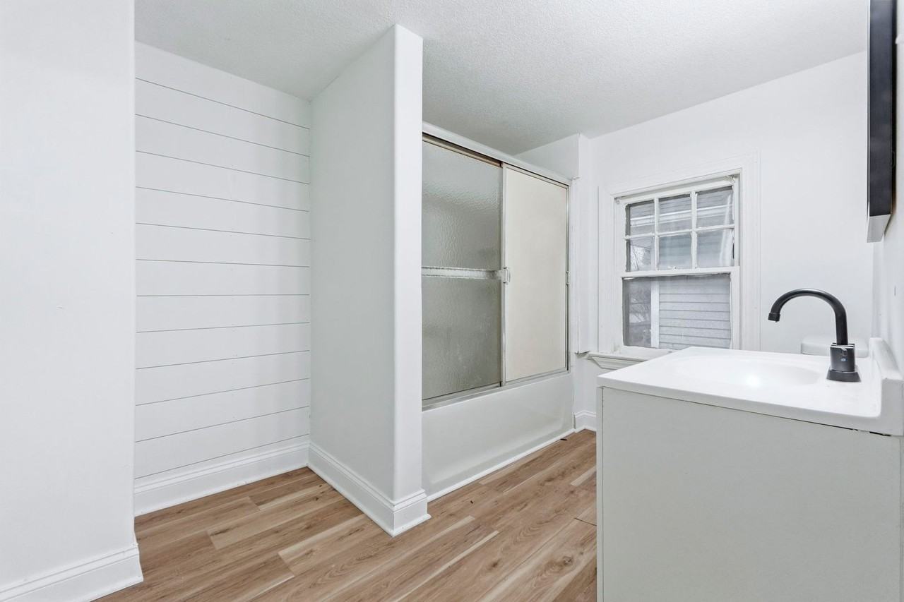 2134 Thompson Ave - Photo 7 of 27