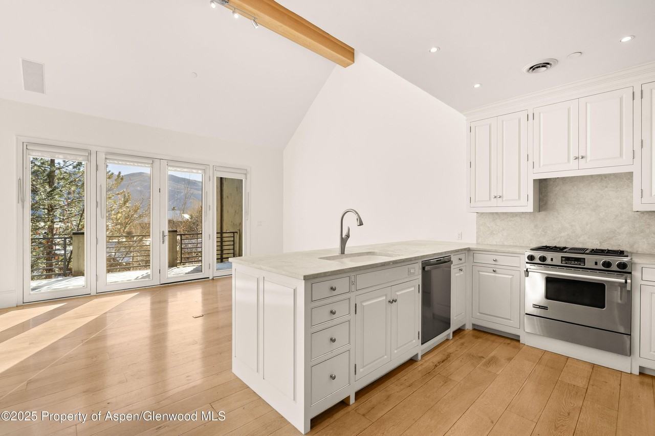 760 Promontory Ln - Photo 4 of 23