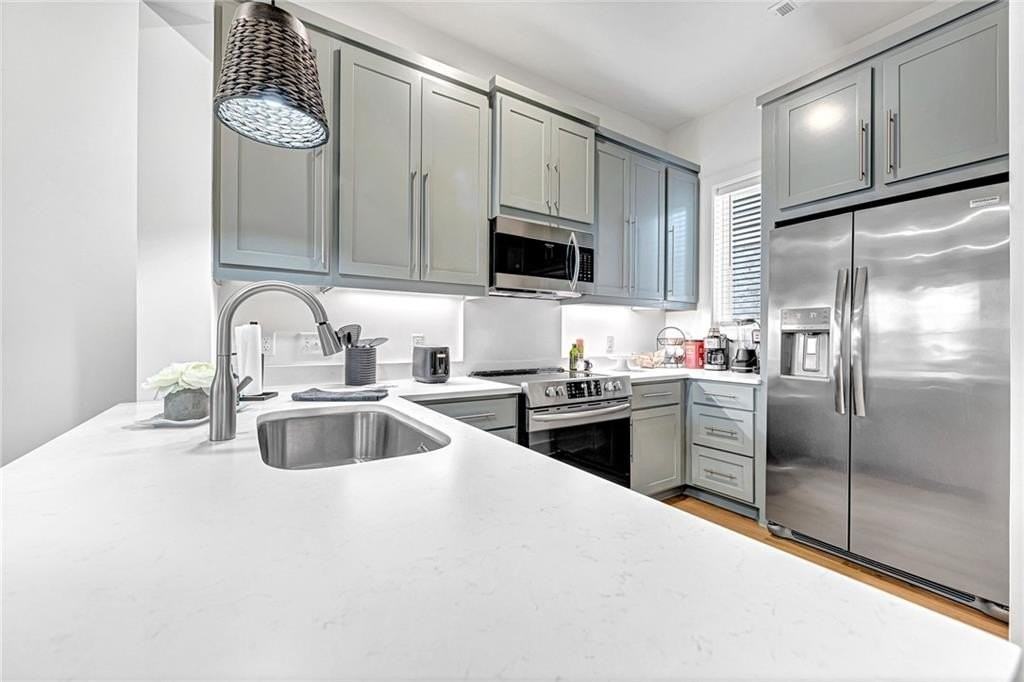 394 S Hill Ave - Photo 4 of 18