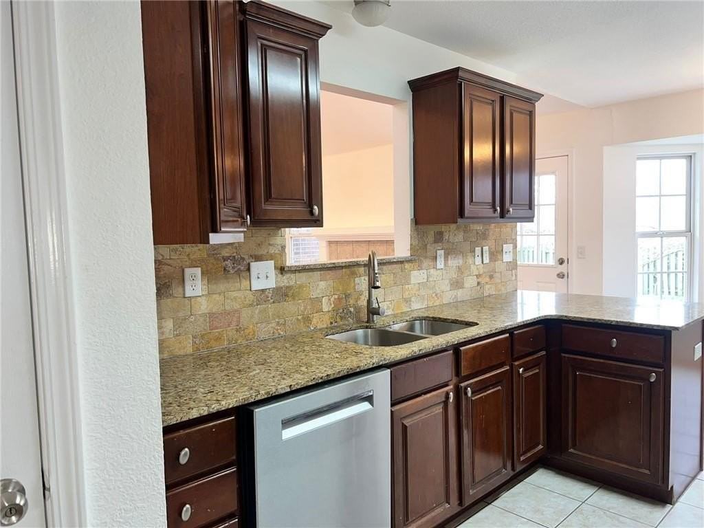 2403 Sw 20th St - Photo 4 of 27