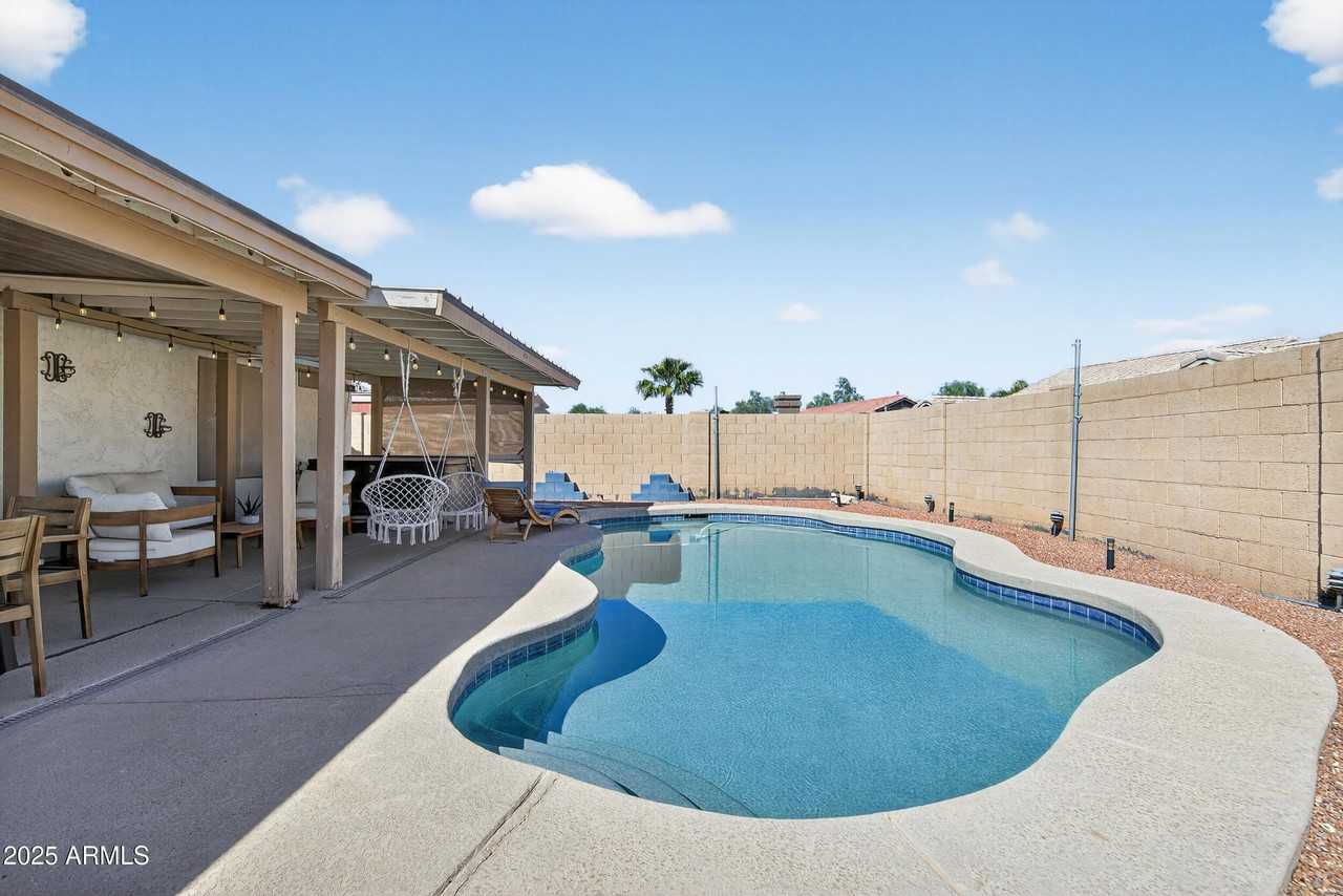 1682 E Kielly Ln - Photo 3 of 47