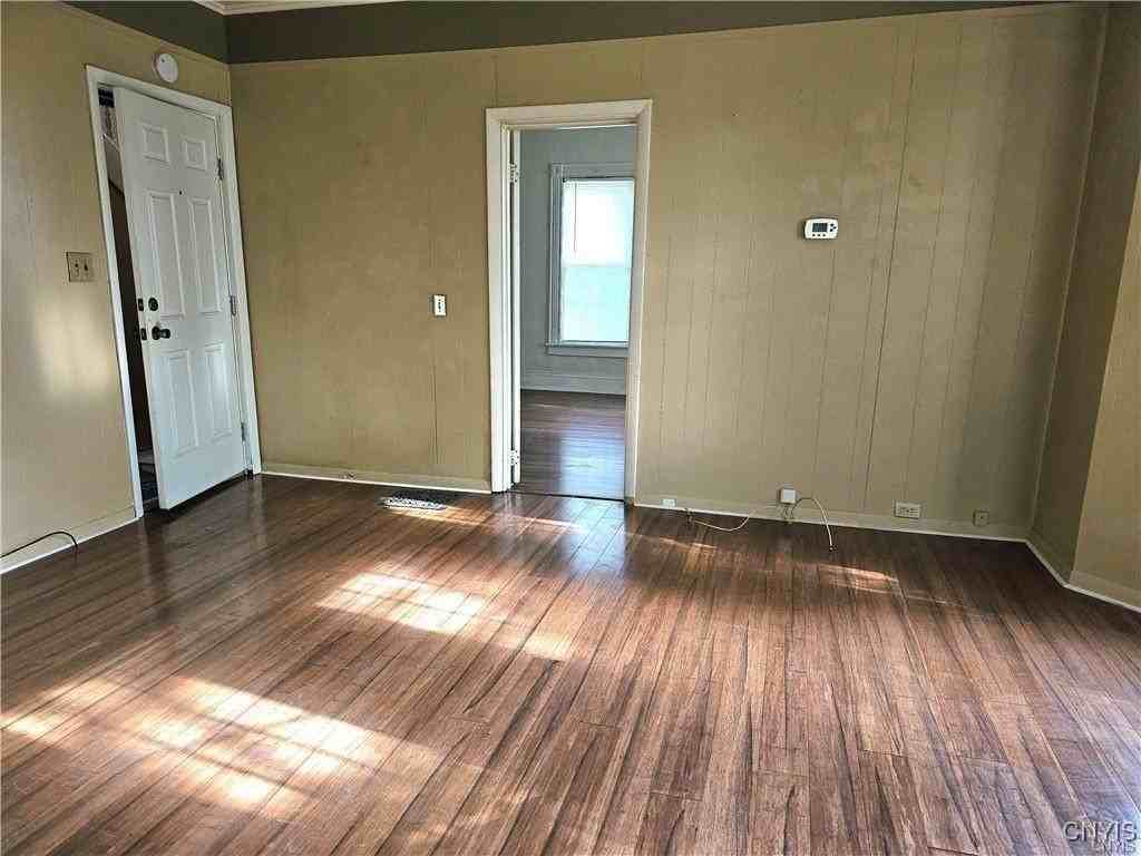 305 Highland Ave - Photo 5 of 20