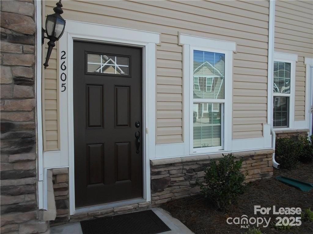 2605 Silverthorn Drive - Photo 2 of 25