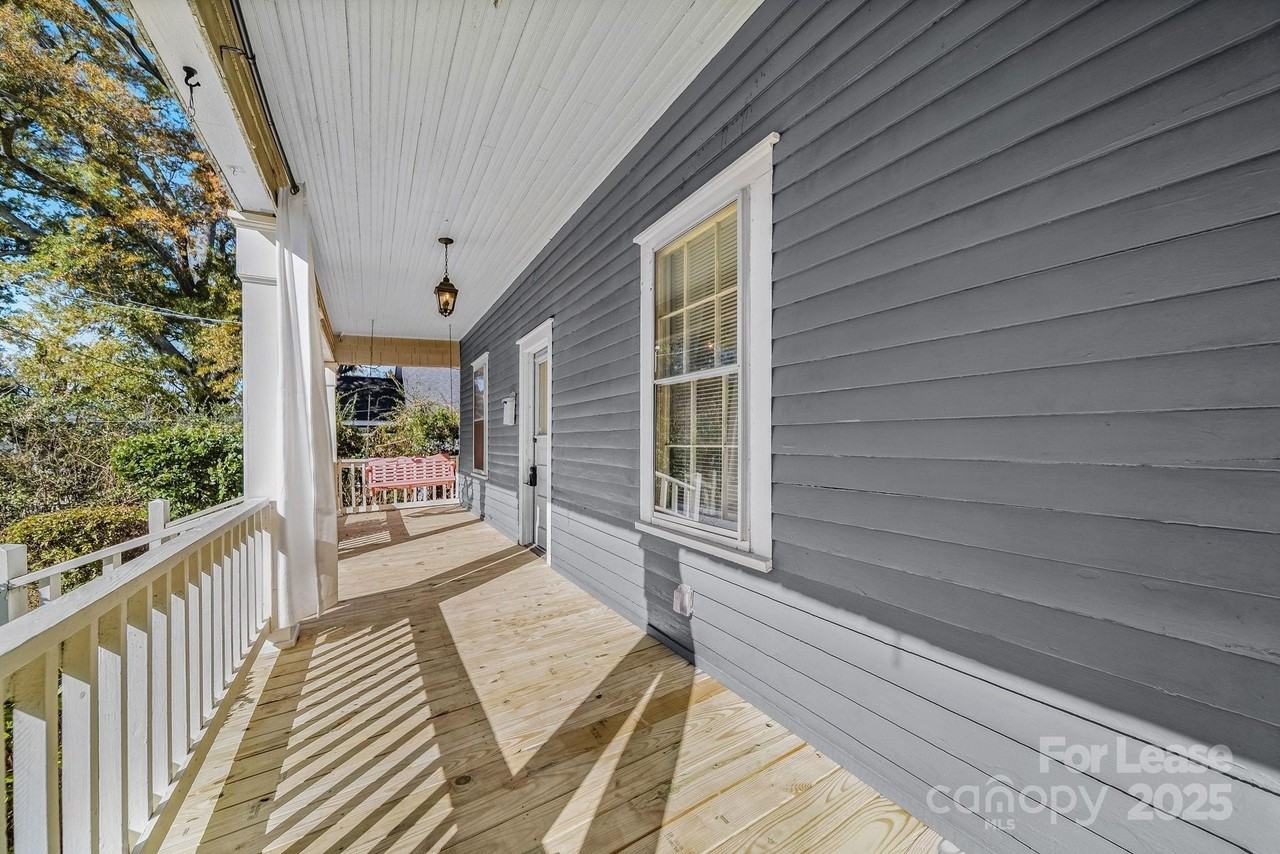 813 E 35th St - Photo 4 of 33