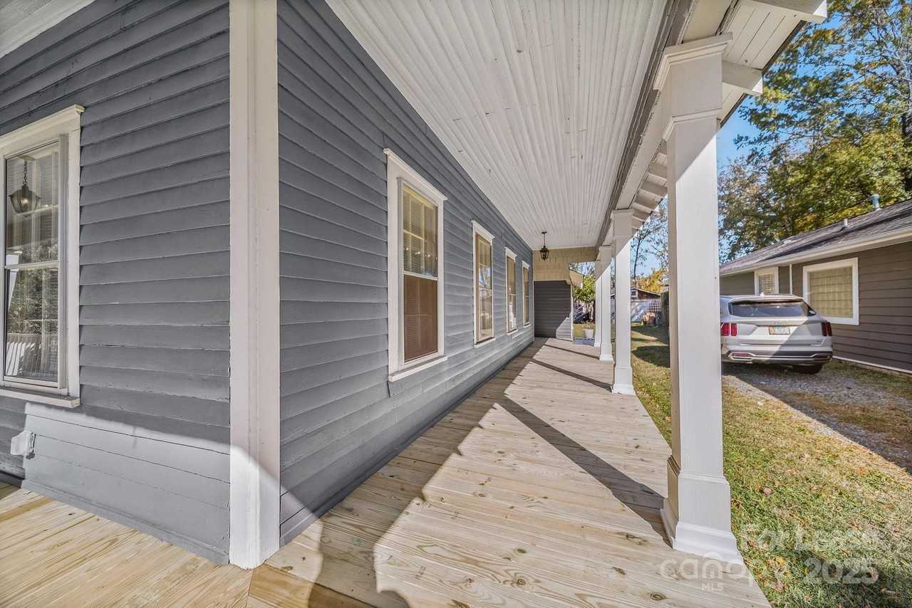 813 E 35th St - Photo 5 of 33