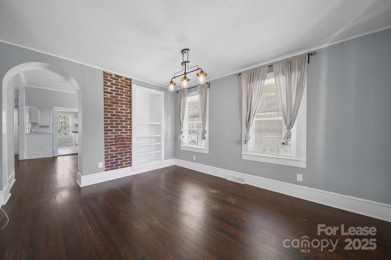 813 E 35th St - Photo 7 of 33