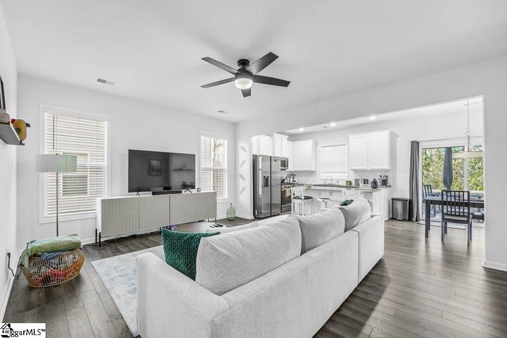 329 Hartland Pl - Photo 4 of 24