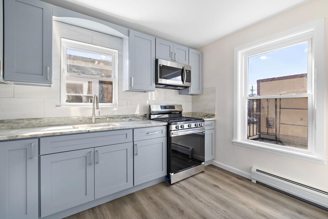 35 W 23rd St #33D1 - Photo 3 of 8