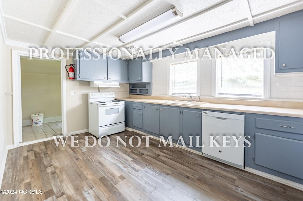 1109 N Winstead Ave - Photo 6 of 18