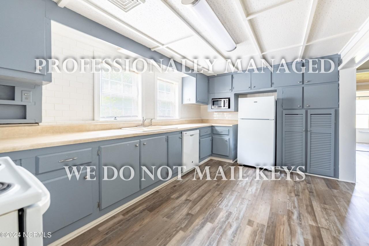 1109 N Winstead Ave - Photo 7 of 18