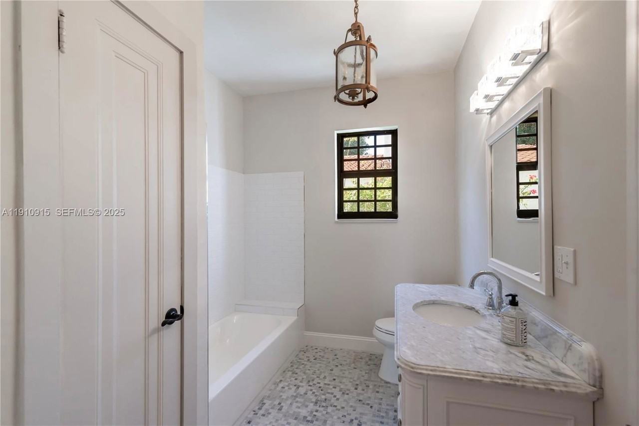 3718 Sheridan Ave - Photo 3 of 8