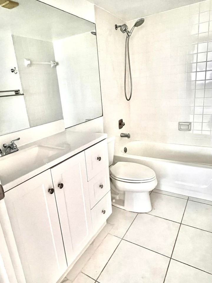 2865 Sw 22nd Ave #108 - Photo 7 of 8