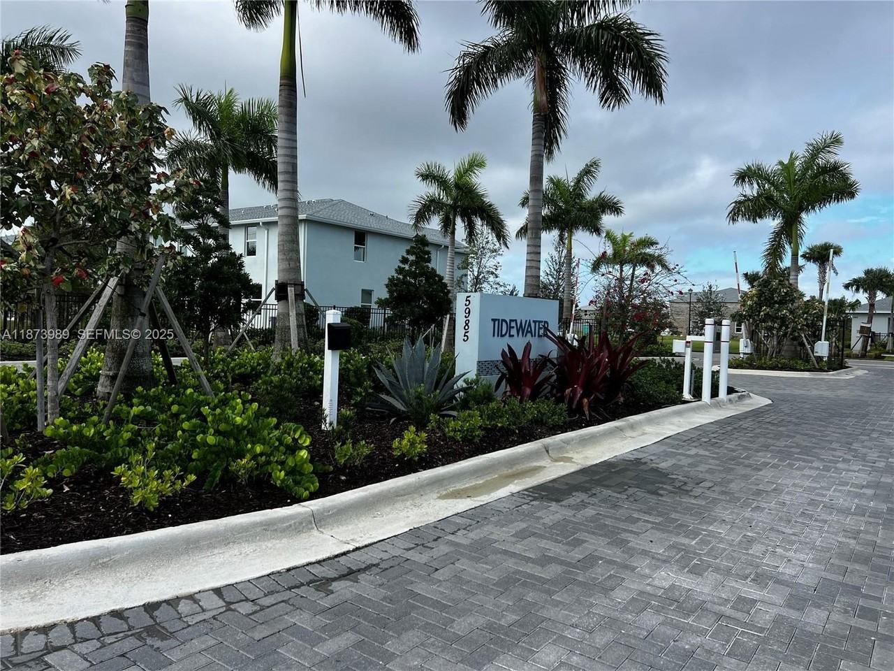 478 Salisbury Cir - Photo 2 of 11