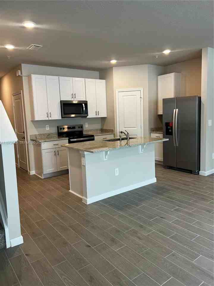 478 Salisbury Cir - Photo 3 of 11