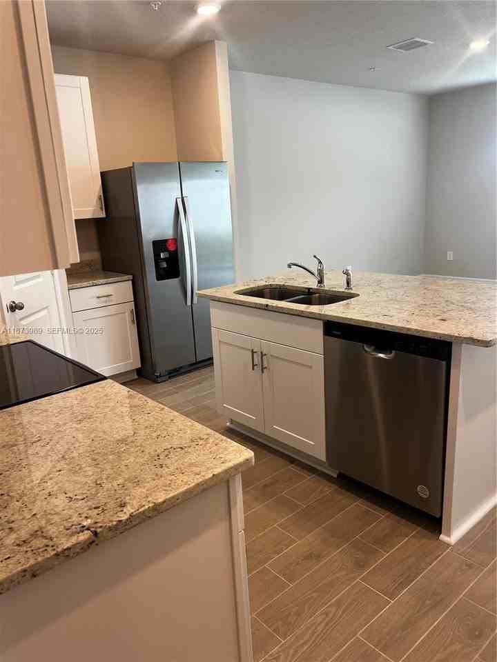 478 Salisbury Cir - Photo 4 of 11