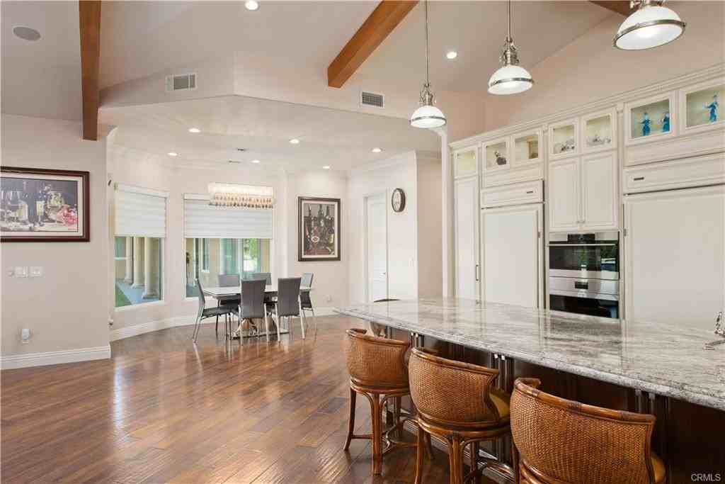 27048 Triumph Ave - Photo 3 of 8