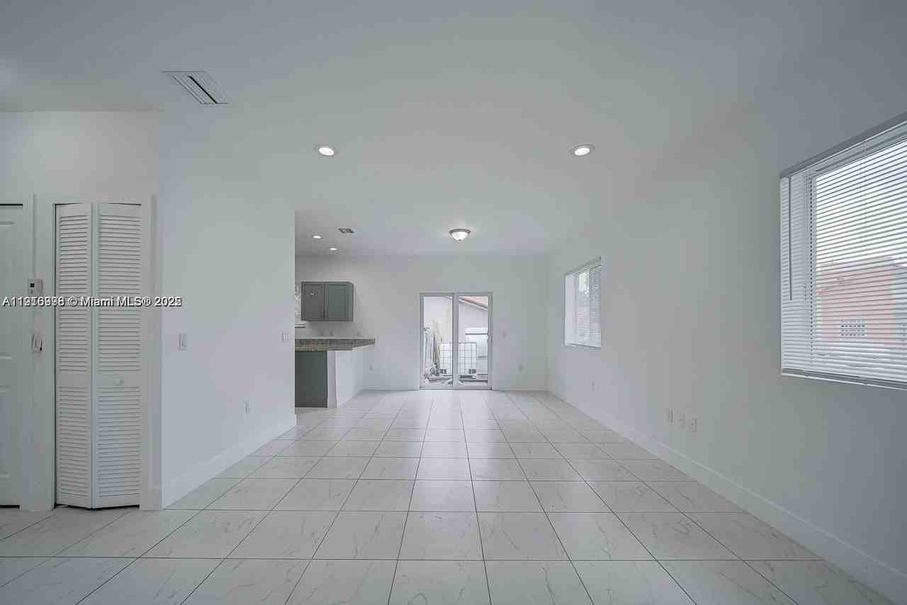 14708 Ne 7th Ave #14710 - Photo 3 of 8