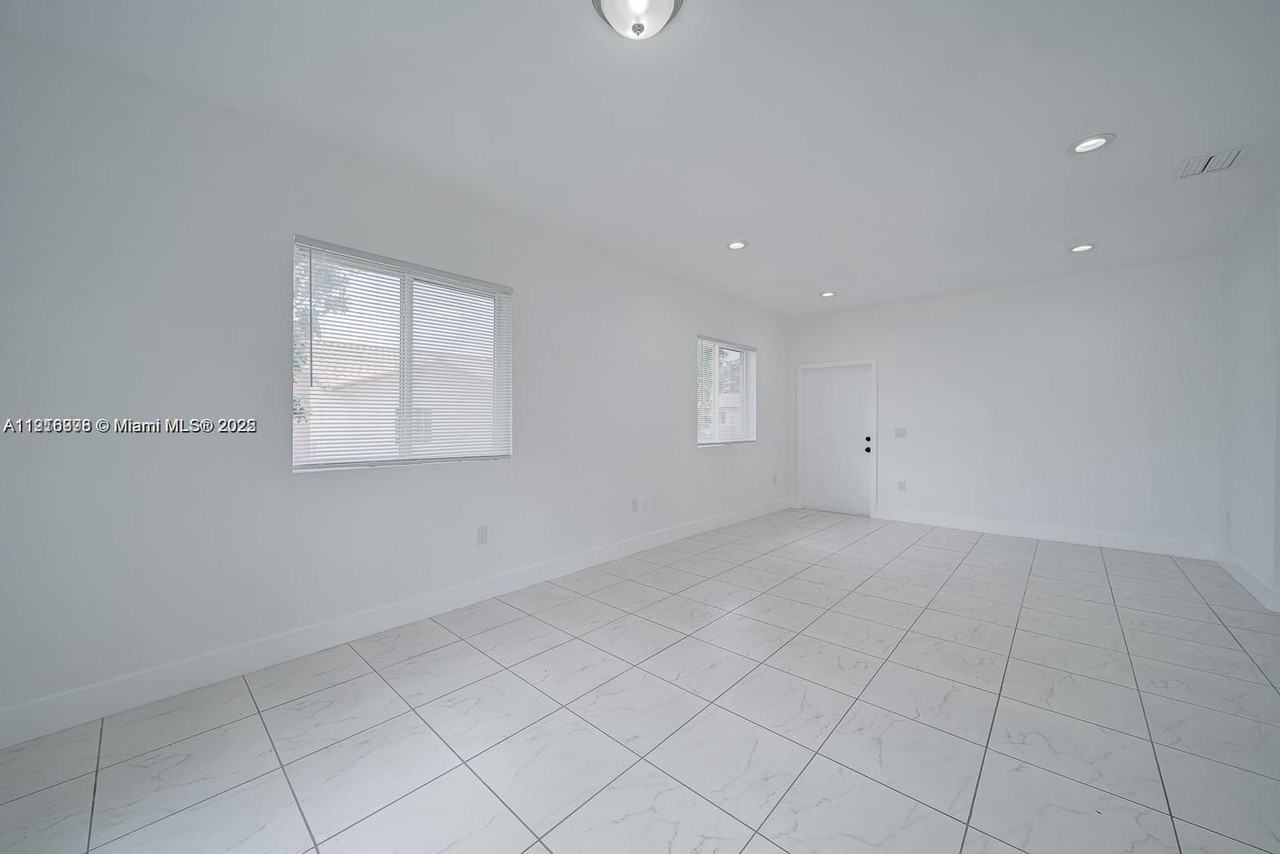 14708 Ne 7th Ave #14710 - Photo 4 of 8