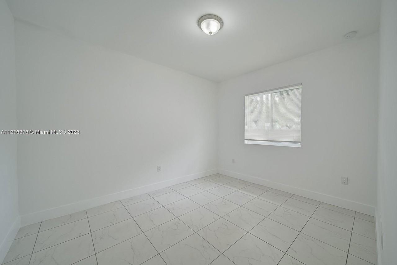 14708 Ne 7th Ave #14710 - Photo 7 of 8
