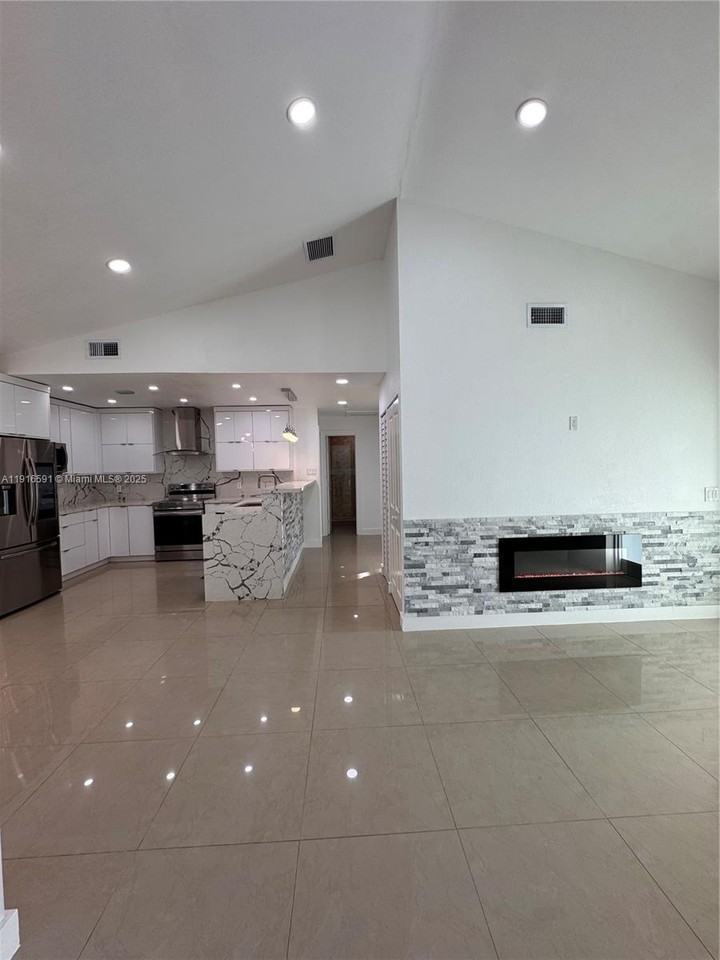 20521 Sw 125th Ave #20521 - Photo 4 of 8