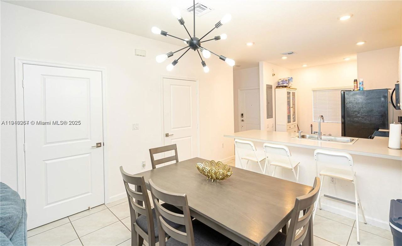 2820 Nw 180th St - Photo 6 of 8