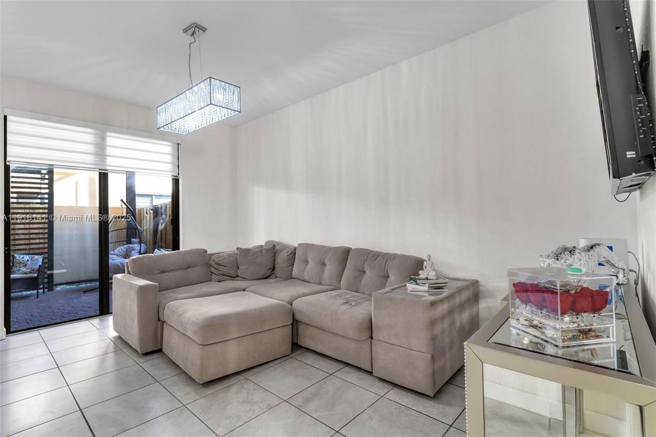 11413 Sw 252nd St - Photo 3 of 8